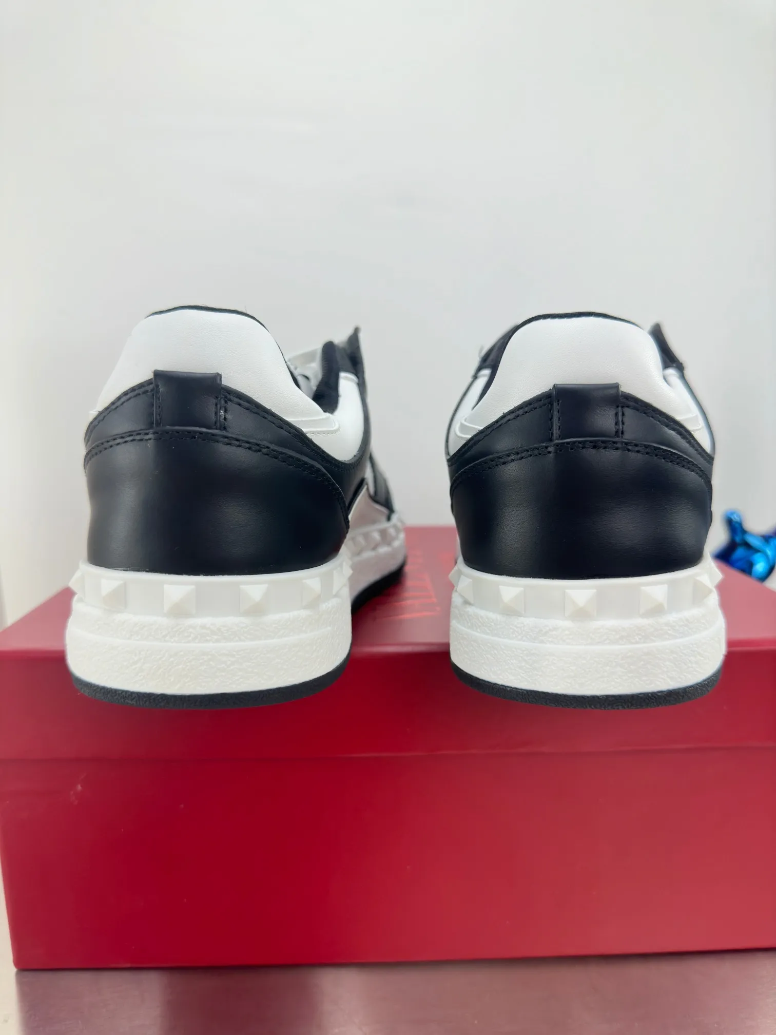 👟👟Ex-factory price 640👟👟 🔺Valentino🔺 Valentino VT 2024 early spring white shoes casual shoes! Top version!  Original 1:1 mold opening! Lasting + oil edge craftsmanship, classic splicing, fashionable and versatile, 🎁Full set of packaging at the same time at the counter. Fabric: Customized cowhide. Lining: Original breathable mesh. Outsole: Original TPU material outsole. Non-slip and wear-resistant. Size: Female 35-40! Male 39～45